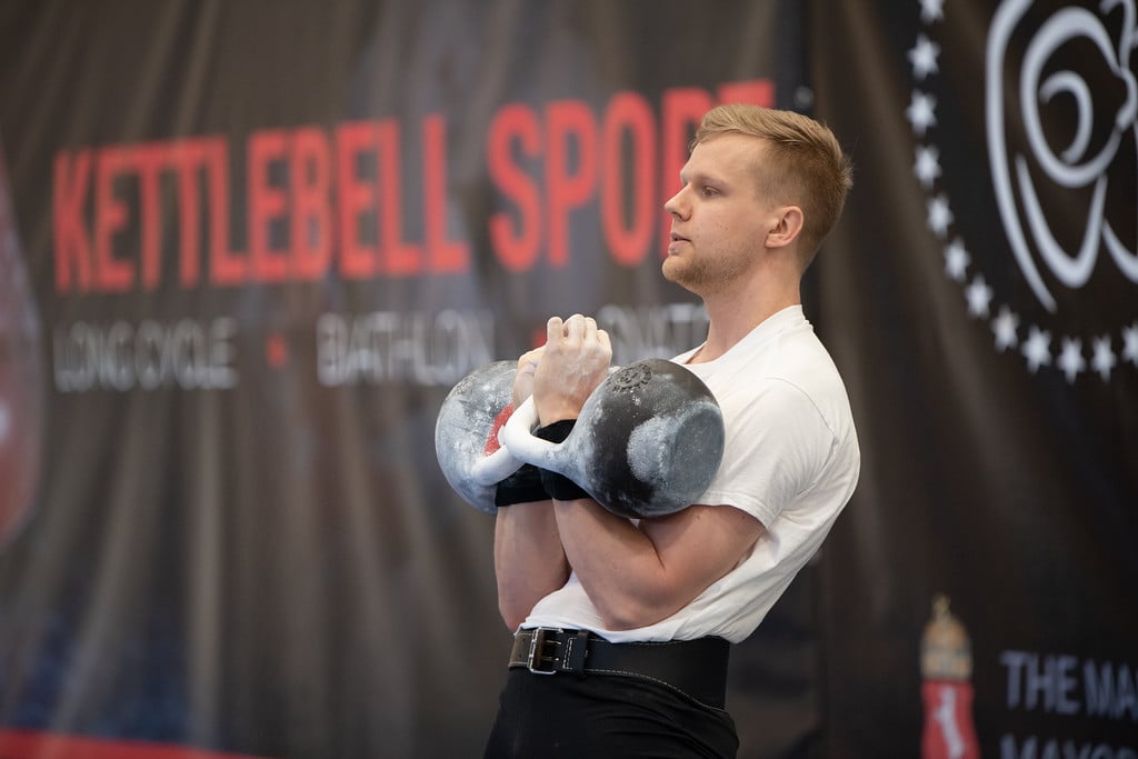 Aleksi Tuhkanen kisaamassa kahvakuulaurheilussa